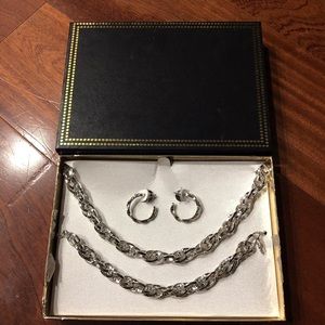 Necklace & earrings sets